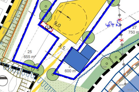 Lageplan eines Baugrundstücks mit Grundstücksgrenzen, Straßenrand und Bäumen
