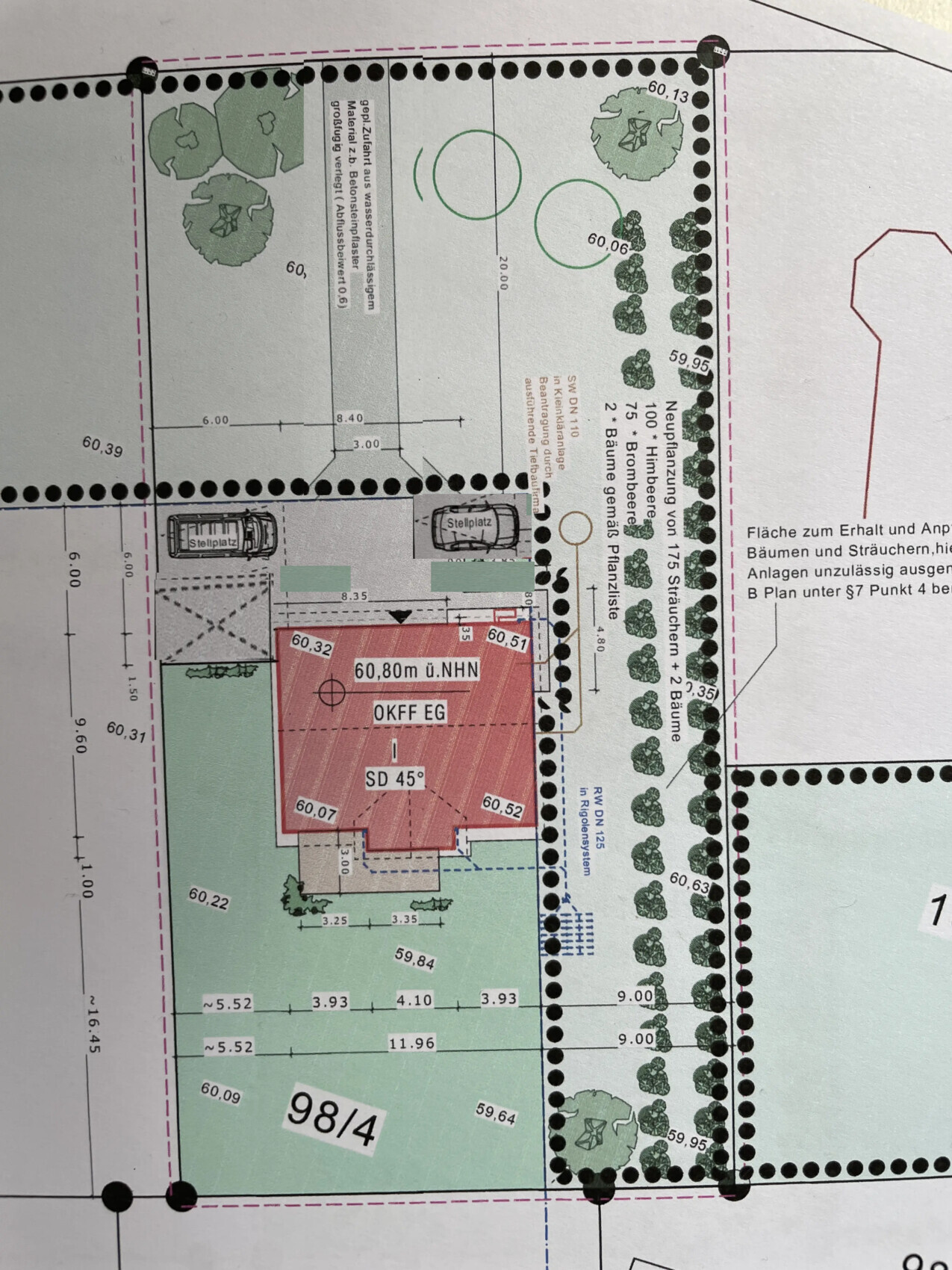 Lageplan eines Grundstücks: rotes Haus mit Stellplaetzen, Baumreihen und Grenzlinien.