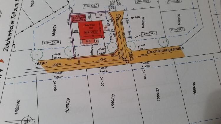Lageplan eines Baugrundstücks mit orange markierter Zufahrt und Gebäudegrundriss.