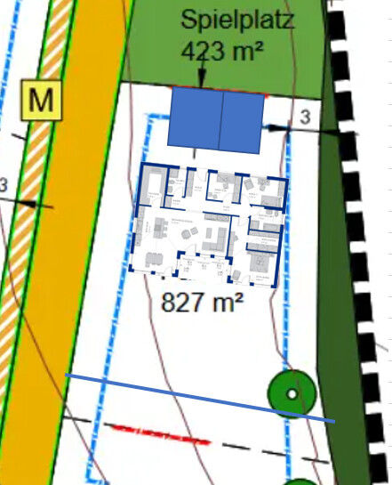 Plan: Spielplatz grün (423 m²) oben; blaue Umrandung 827 m² Gebäude, linke Straße.