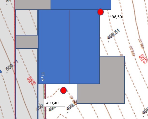 Lageplan mit blauen Bauflächen, grauen Gebäudeteilen, zwei roten Markierungspunkten.