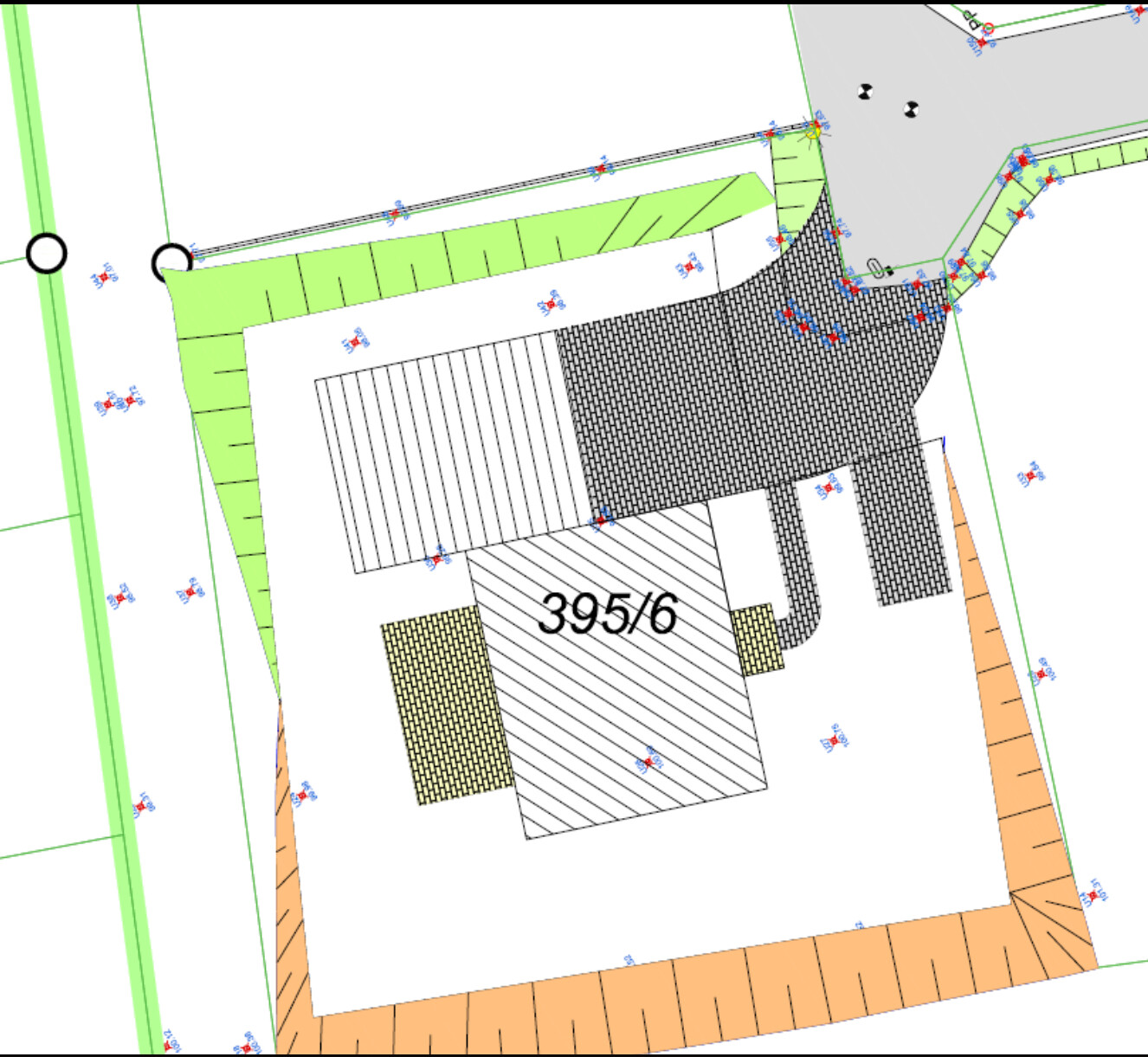 Lageplan eines Baugrundstücks mit Gebäudegrundriss 395/6, grüne Randflächen und orange Umfassung