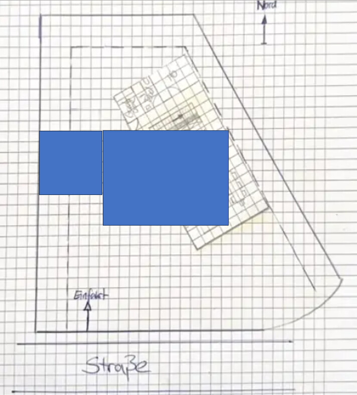 Grundriss auf Gitternetz mit Straße, Nordpfeil und zwei blauen Überlagerungen