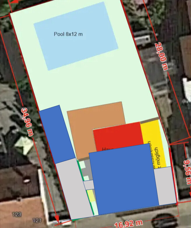 Lageplan eines Grundstücks mit Pool 8x12 m, Gebäuden in Blau, Rot, Gelb.