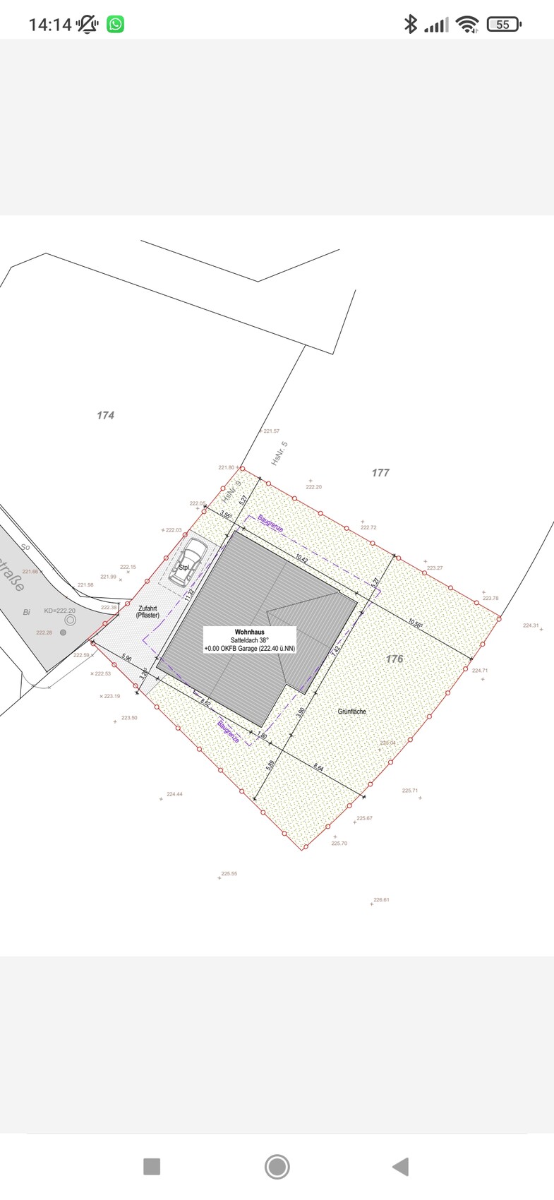 Grundstücksplan: Wohnhaus mit Satteldach, Garage, Zufahrt und umlaufender Grenzlinie.