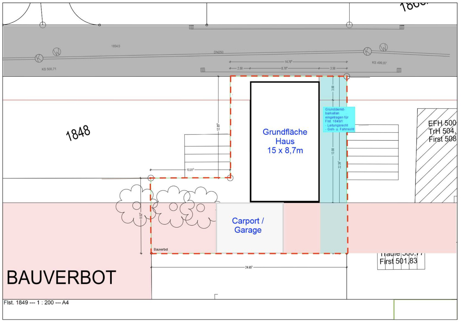 Lageplan: Grundstück mit Hausgrundfläche 15×8,7 m, Carport/Garage, Baumgruppe, Bauverbot.