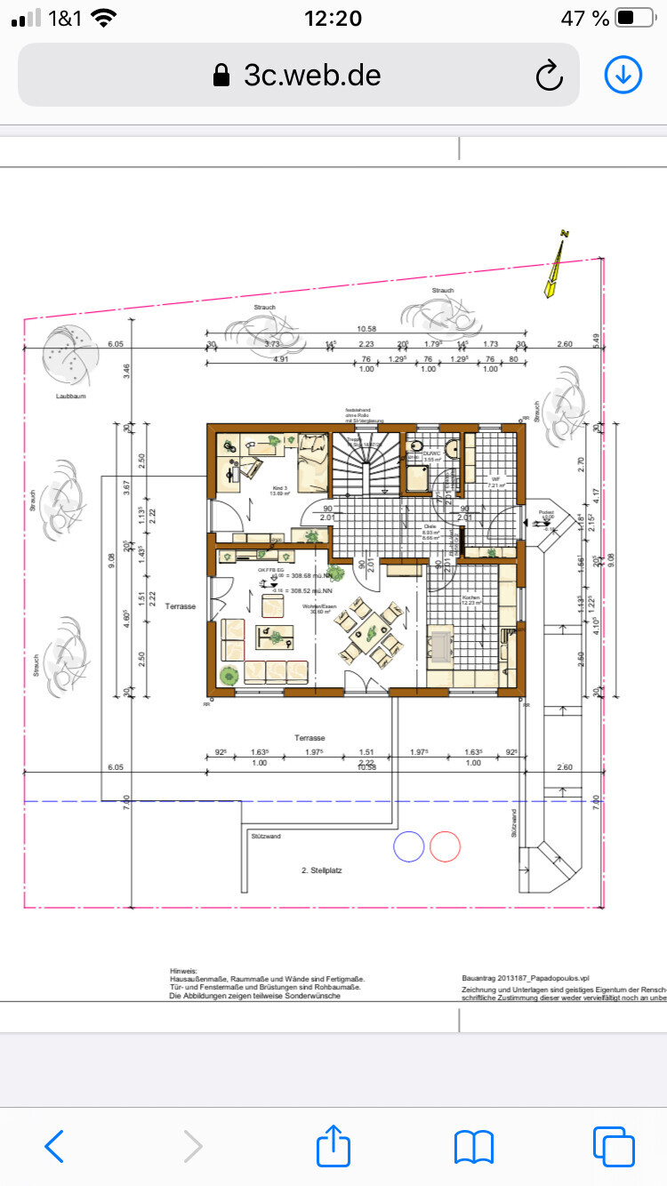 Grundriss eines Hauses mit Terrasse, Möbeln, Gartenbereich und Maßlinien.