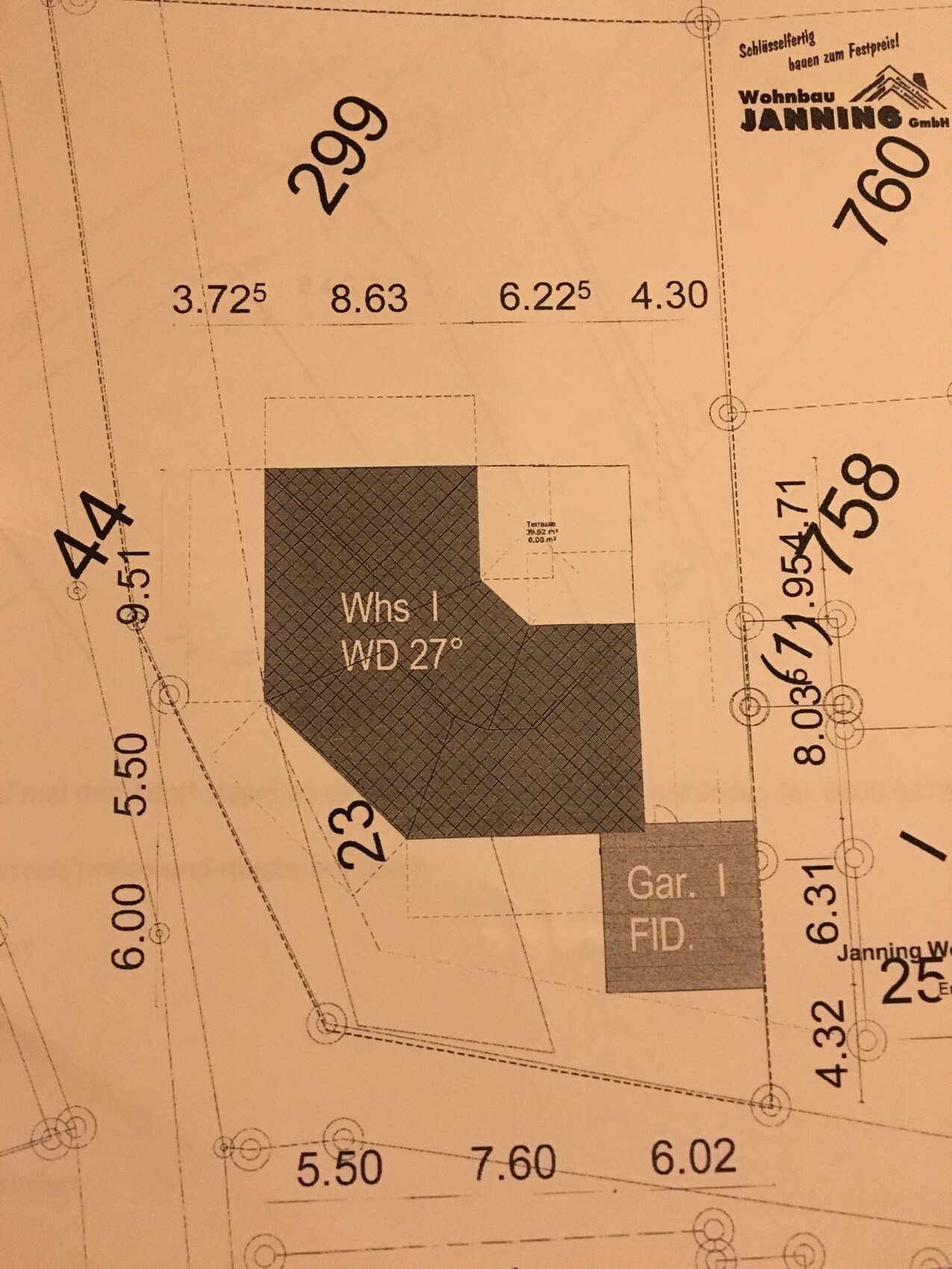 Grundriss eines Baugrundstücks mit schattiertem Gebäudekörper und Garagenbereich.