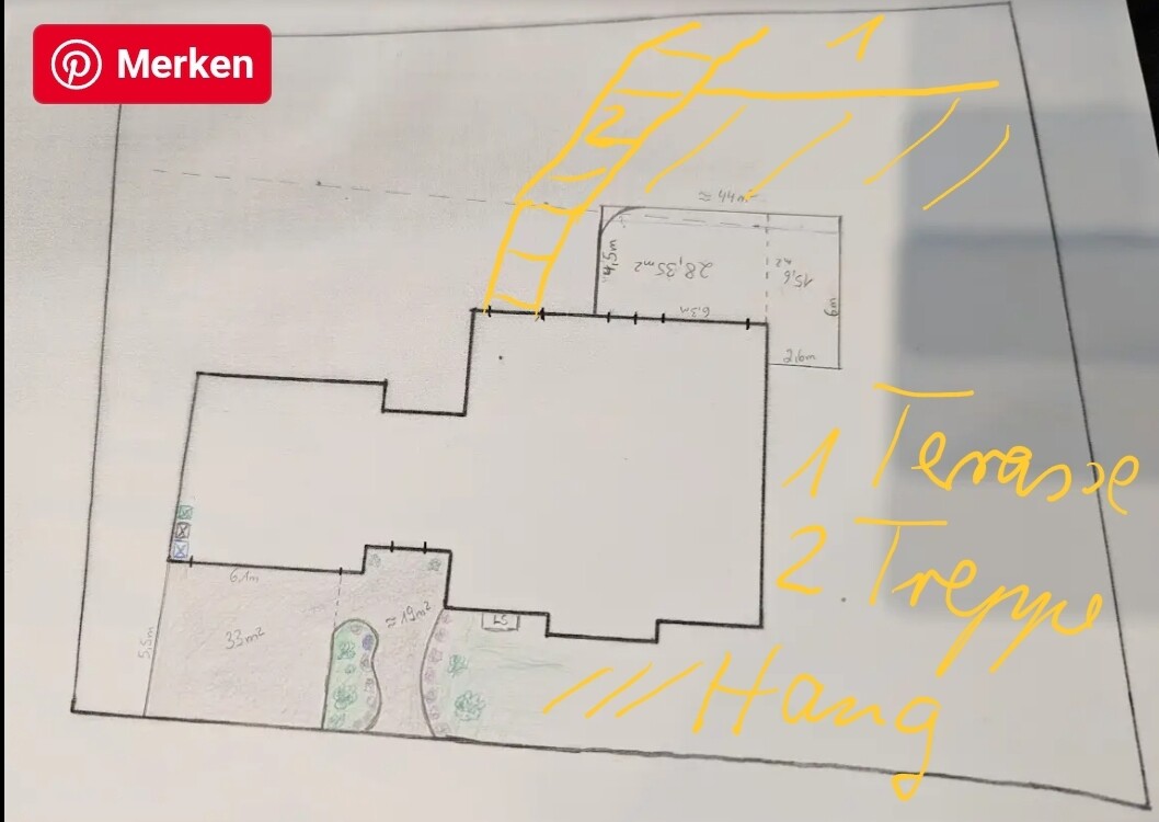 Grundriss eines Gebäudes mit Anbau, Terrasse rechts, Gartenbereich unten; gelbe Markierungen kennzeichnen Terrasse und Hang.