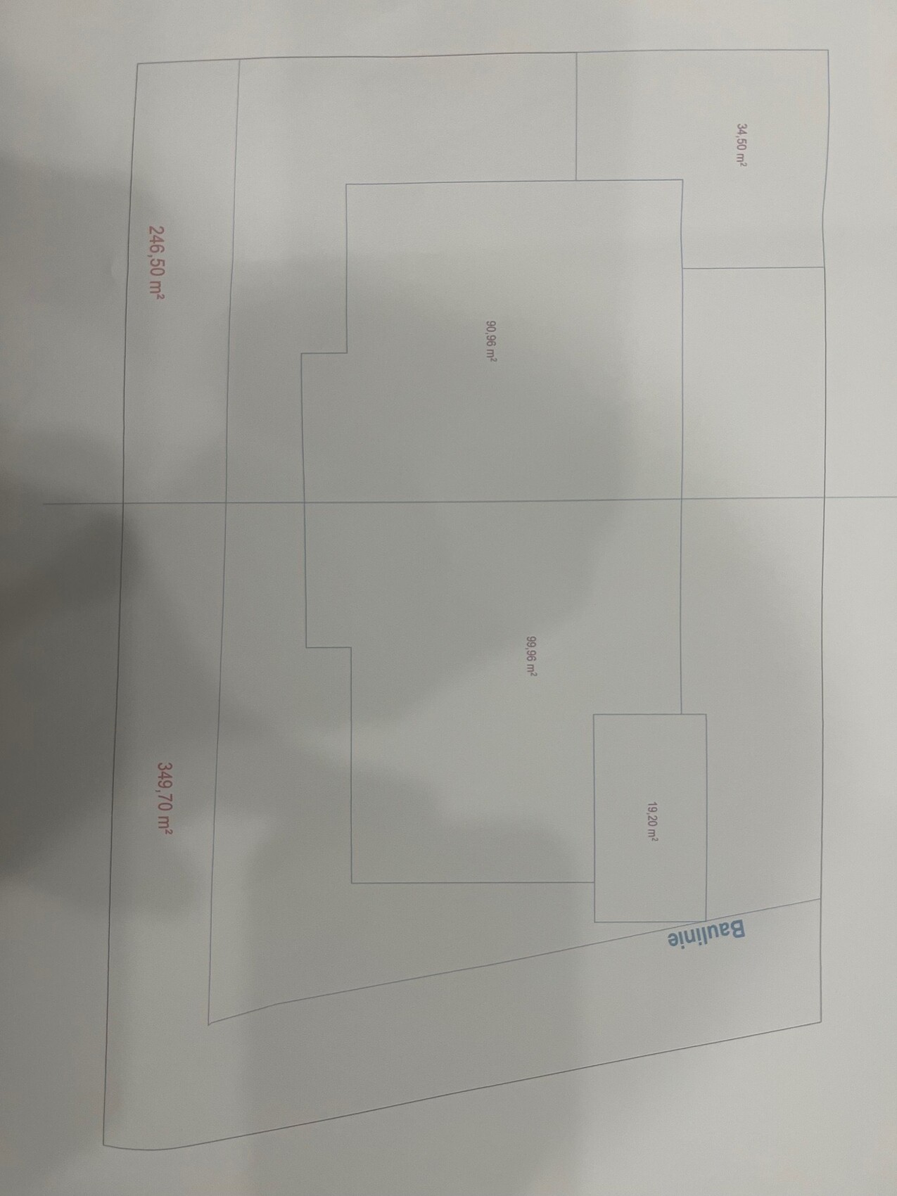 Grundriss eines Grundstücks mit unregelmäßigem Gebäudekomplex und Flächenangaben in m²