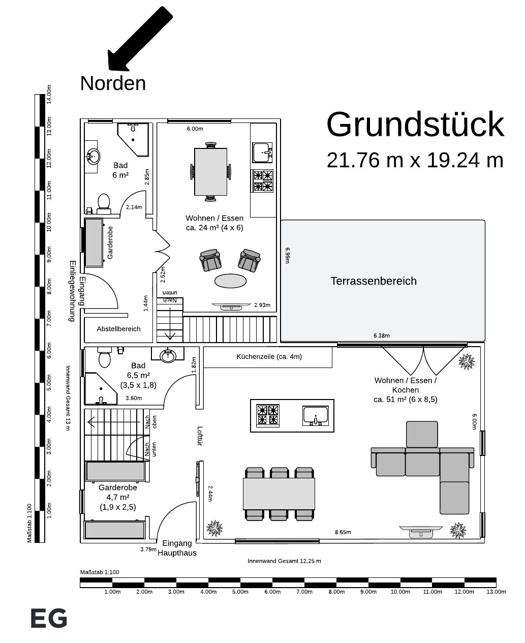 Grundriss des Erdgeschosses mit Terrassenbereich, Küche, Wohn-/Essbereich, Bad und Eingangsbereich.