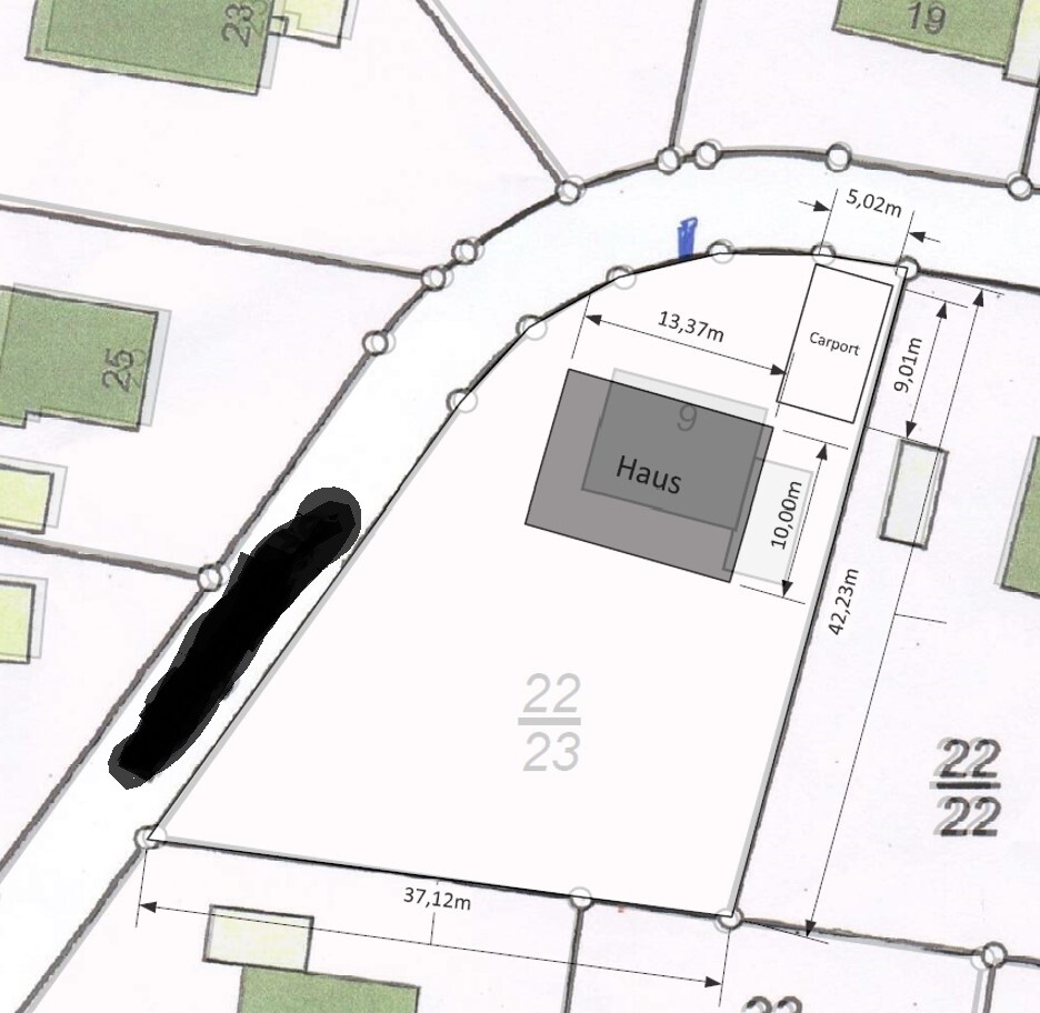 Lageplan eines Grundstücks: Haus mit Carport, Parzelle 22/23, Maßangaben und Umriss.
