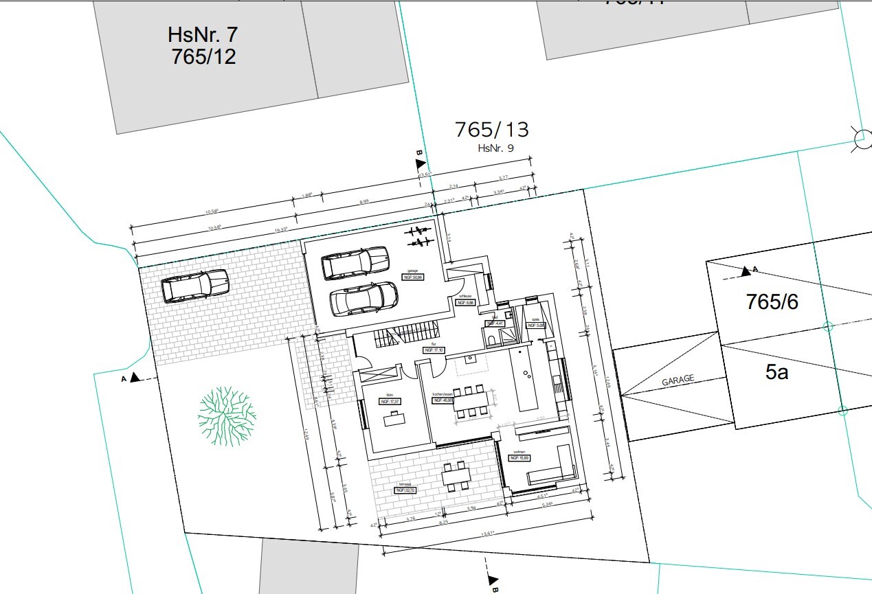 Grundrissplan eines Wohnhauses mit Garage, Hof und Grundstücksgrenze