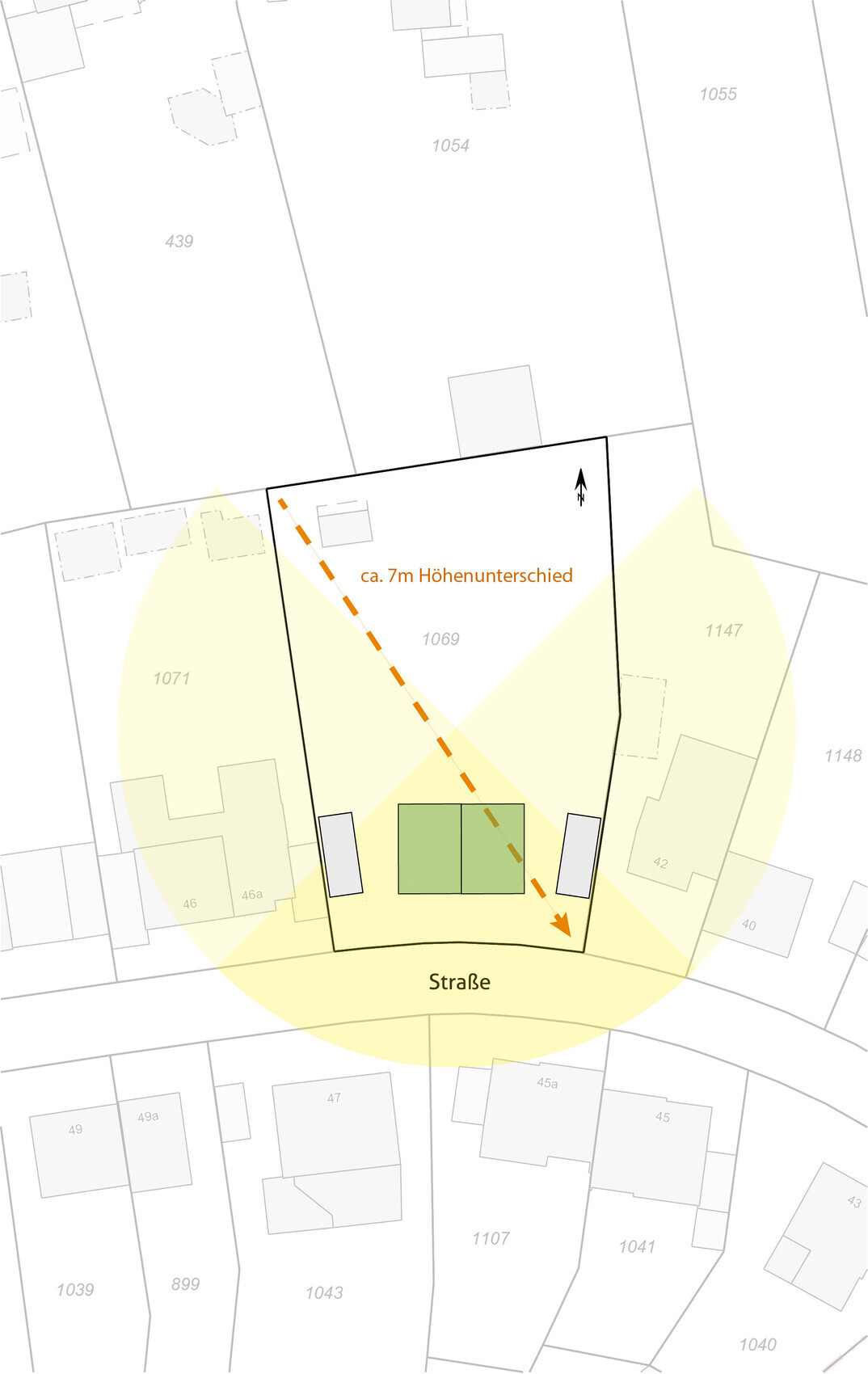 Lageplan eines Grundstücks mit Haus, Straßennähe und ca. 7 m Höhenunterschied.