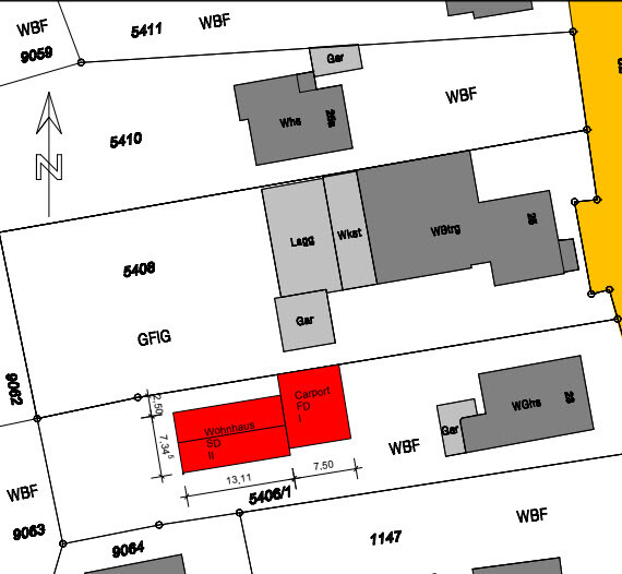 Grundstücksplan mit Gebäuden, Grenzlinien und rotem Carportbereich.
