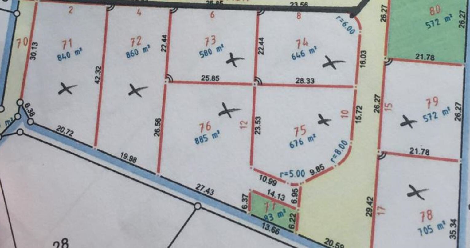 Katastraler Lageplan: Parzellen mit Flächenangaben in m², rote Grenzlinien, blaue Wasserlinie.