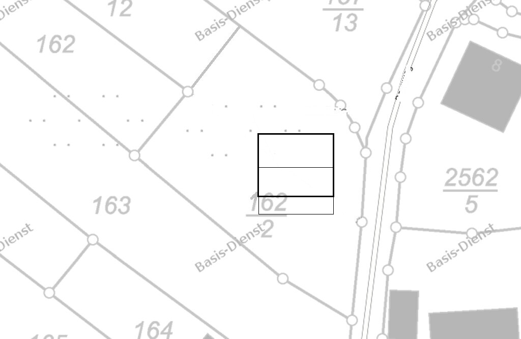 Katasterkarte mit markierter Parzelle; kleines Rechteck mit zwei horizontalen Linien in der Mitte.