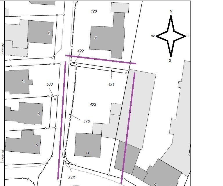 Lageplan von Grundstücken 421–423 mit violetten Umrisslinien und Nordpfeil.