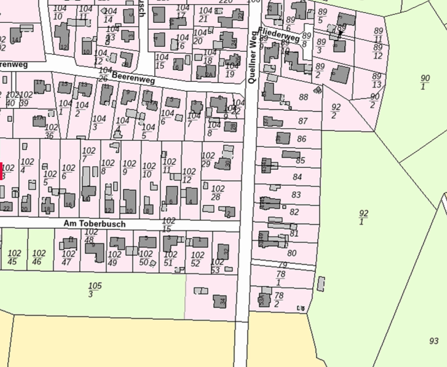 Katastraler Lageplan: pinke Parzellen mit Nummern, graue Häuser, Straßennamen und grüne Randflächen.