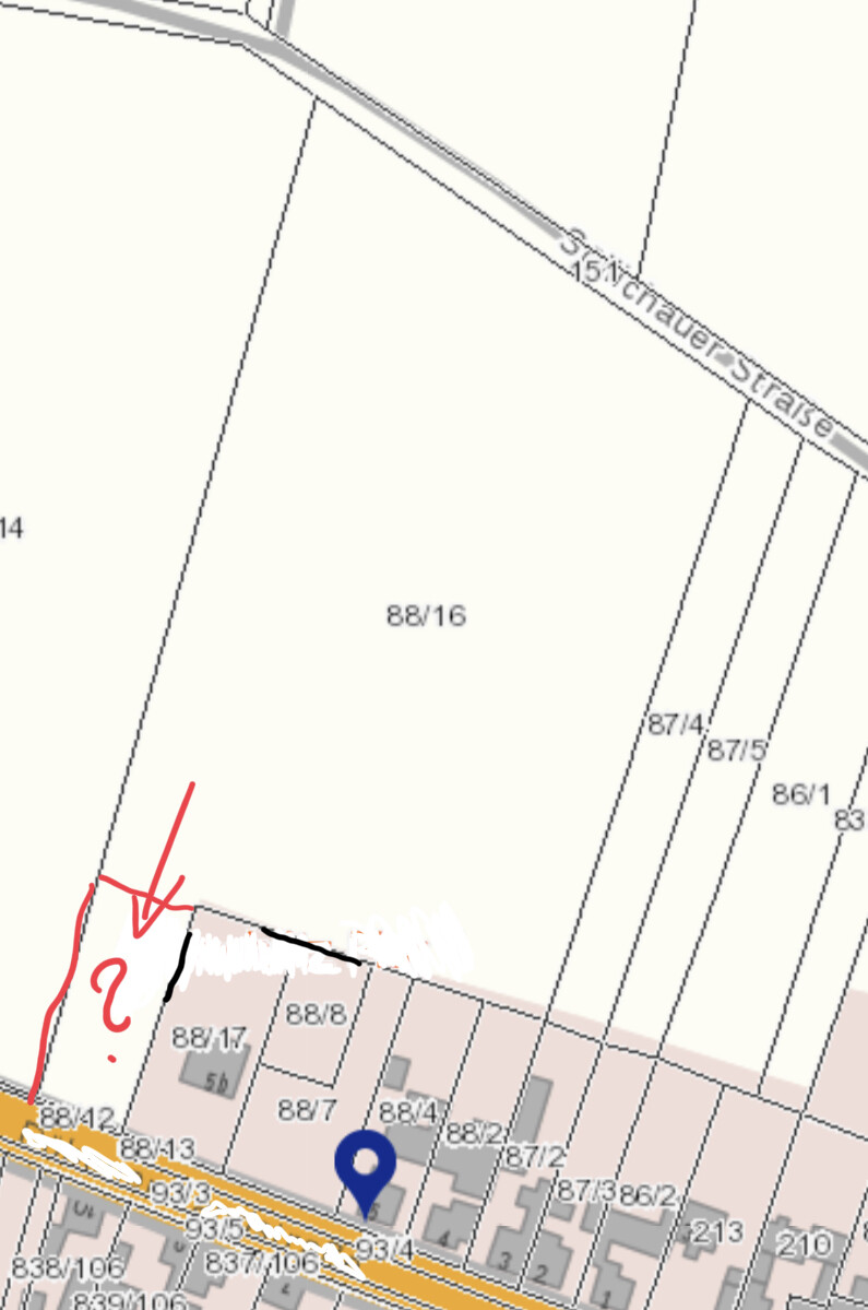 Lageplan mit Parzellen; blauer Pin markiert Position an der unteren Straße, rote Markierung links.