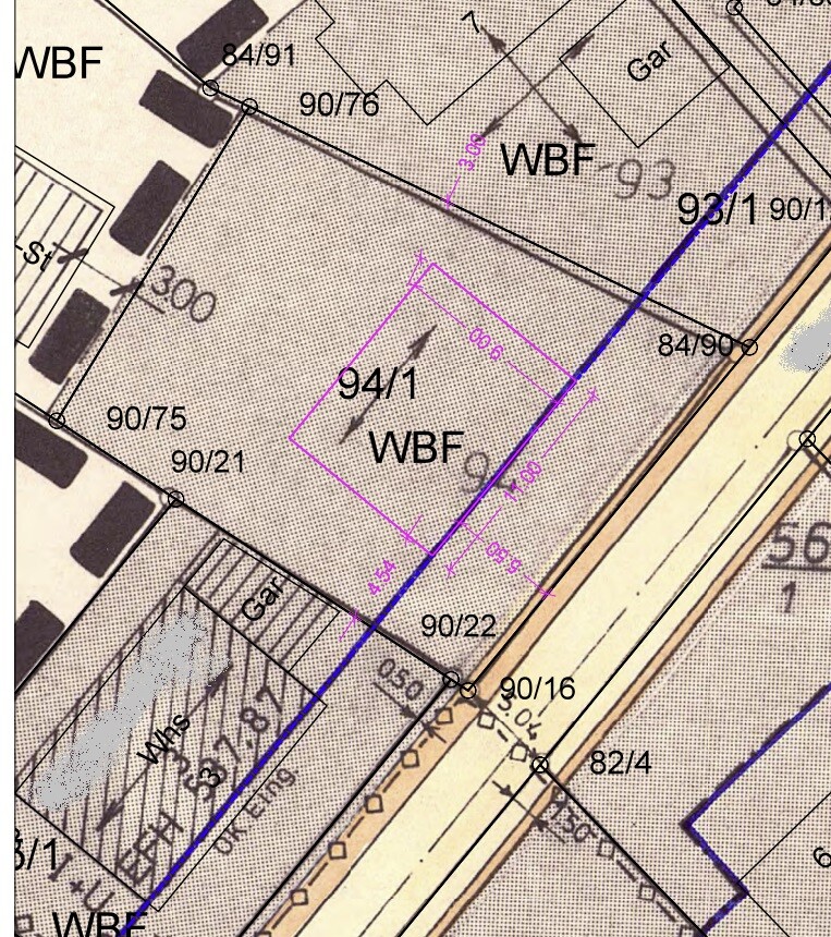 Lageplan: Parzelle 94/1 (WBF) mit pinker Umrissbox und blauer Grenzlinie.