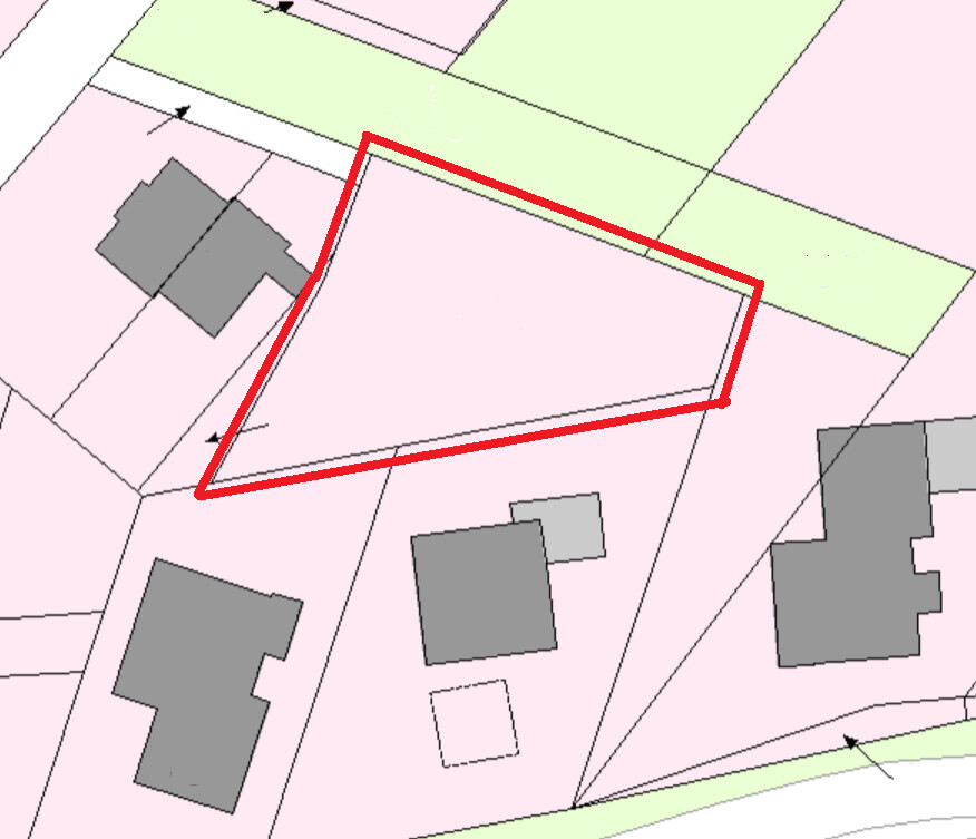 Lageplan mit rotem Umriss eines Baugrundstücks auf einer Parzellenkarte.