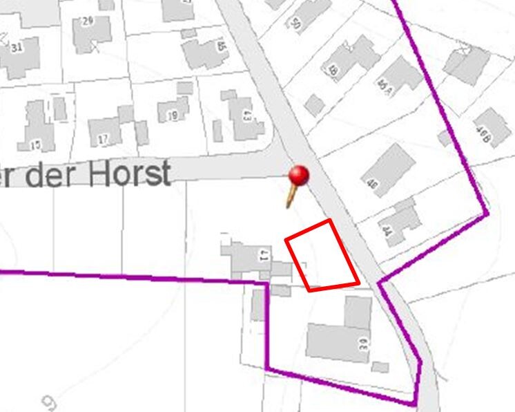 Kadastrale Karte: Grundstücksgrenzen in lila, roter Pin markiert Gebäudeumriss
