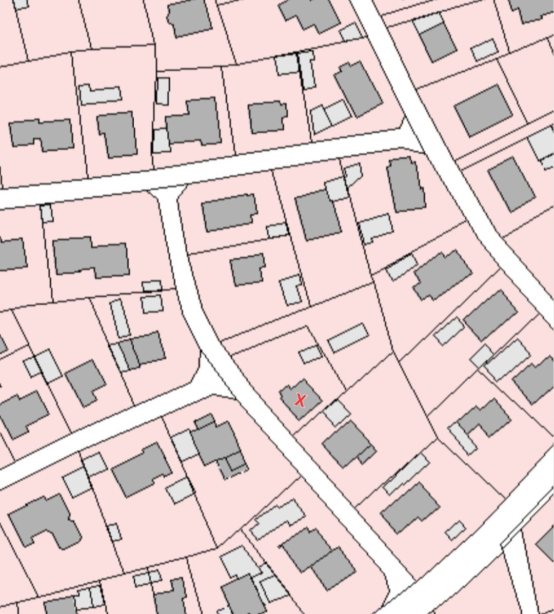 Lageplan einer Siedlung, rosa Parzellenflächen, graue Gebäude, roter X markiert eine Parzelle
