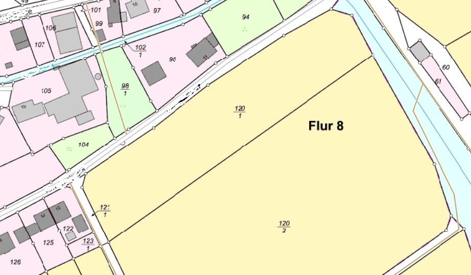 Katastrale Karte: großes gelbes Feld Flur 8, Kanal rechts, umliegende Straßen und Häuser.