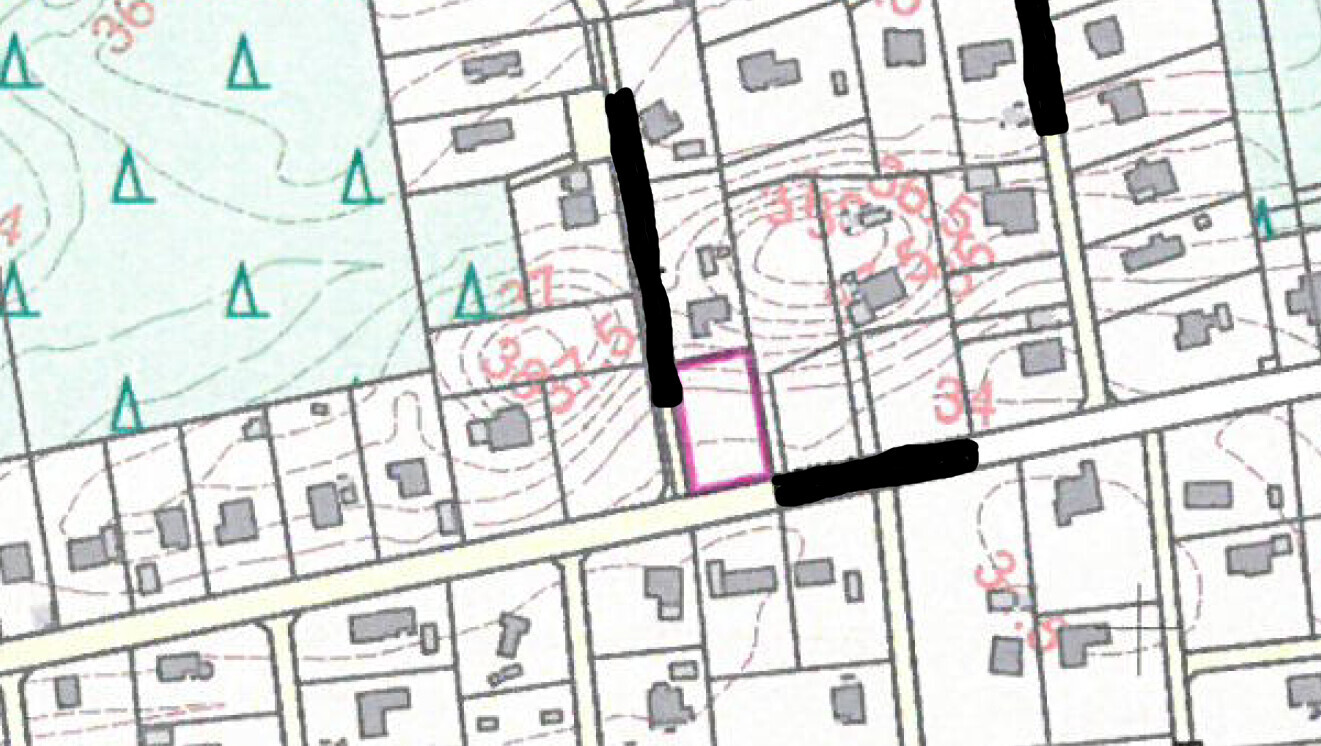Lageplan: magenta umrissenes Grundstücksrechteck, von schwarzen Linien eingefasst.