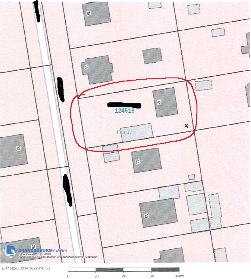 Lageplan eines Grundstücks mit rotem Kreis um Baugrundstück und angrenzende Gebäude