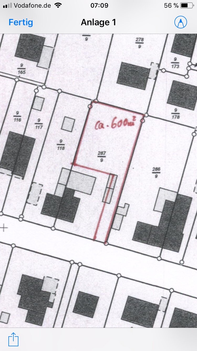 Grundstücksplan mit rotem Umriss eines ca. 600 m² großen Grundstücks.