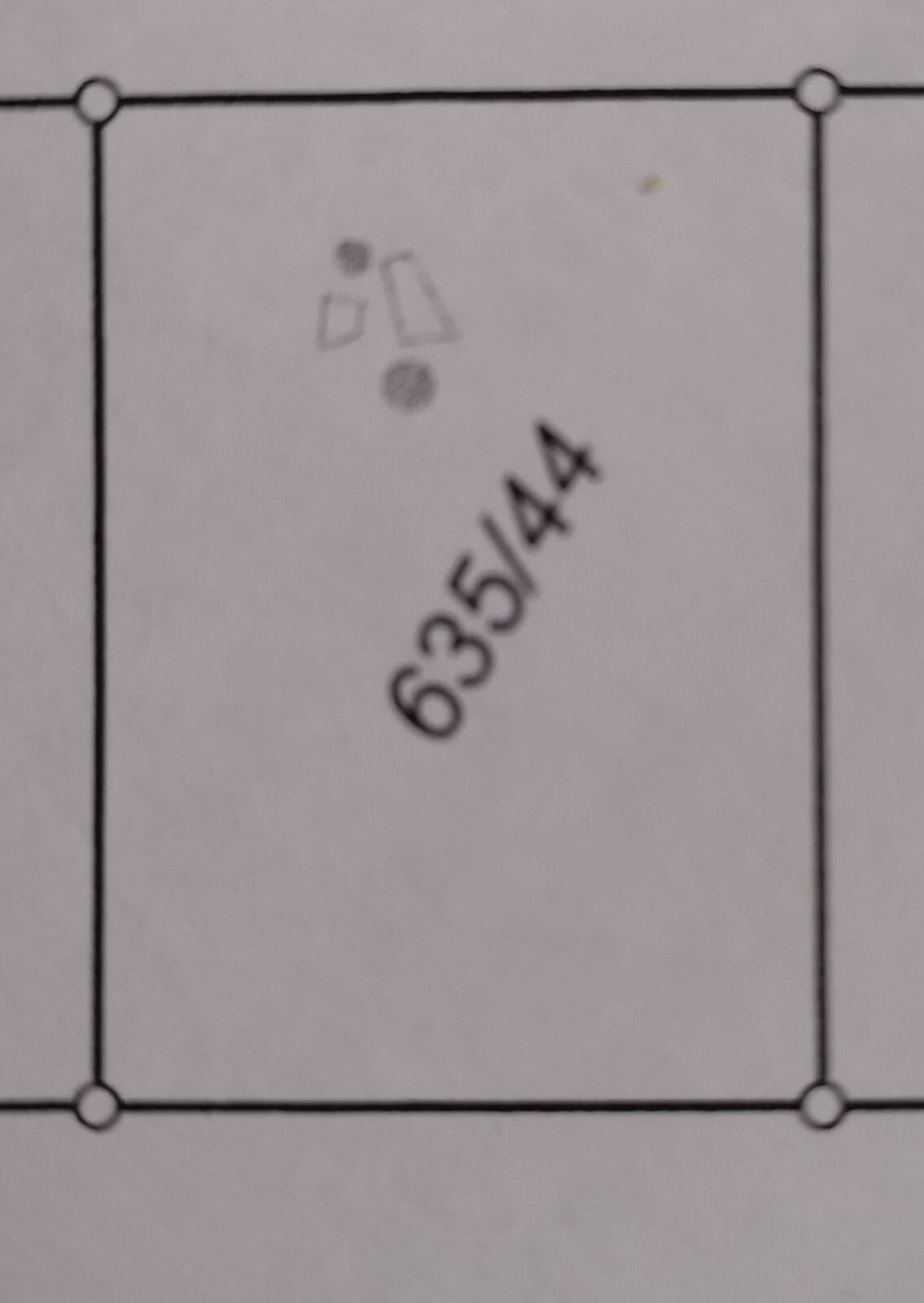 Rechteckiges Rasterfeld mit Eckpunkten; diagonal die Zahl 63544 und kleine Symbole oben links.