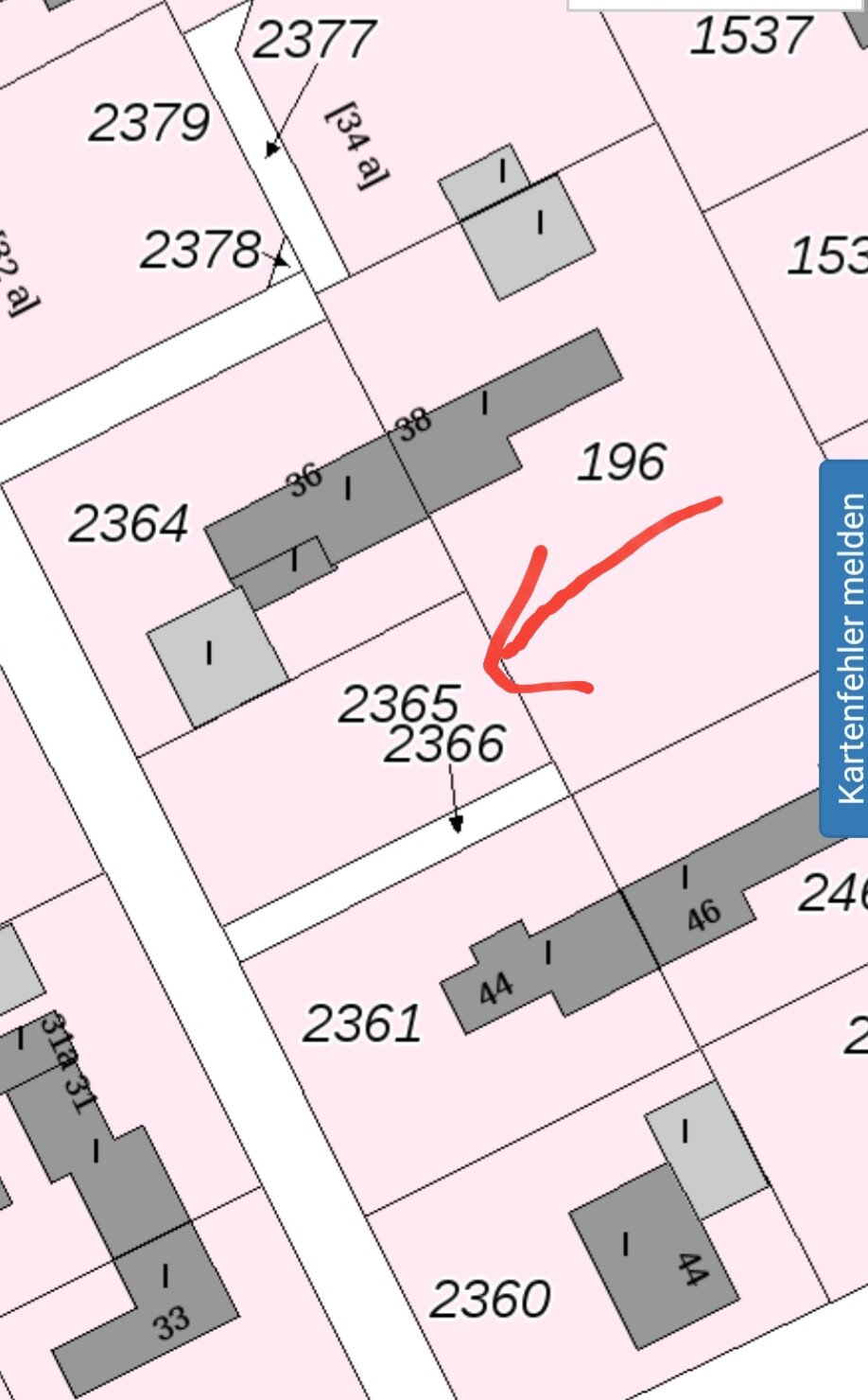Lageplan eines Grundstücks mit Parzellenzahlen, Gebäudesilhouetten und roter Pfeilmarkierung.