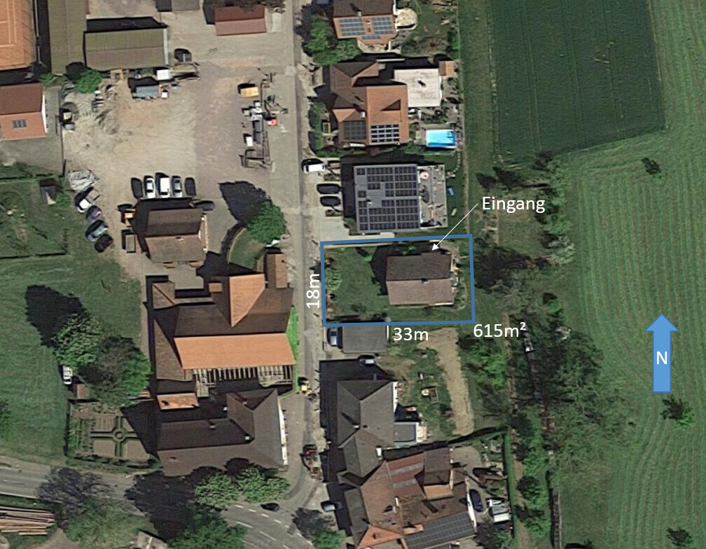 Luftbild: Grundstück mit blauem Rechteck um Haus; Eingang, Maße 18m×33m, 615 m².
