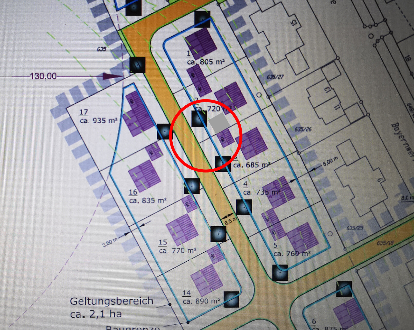Lageplan eines Neubaugebiets mit Parzellen, Straßen und roter Kreismarkierung.