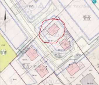 Lageplan eines Baugrundstuecks mit markiertem Hausgrundriss und umliegenden Grundstuecksgrenzen.