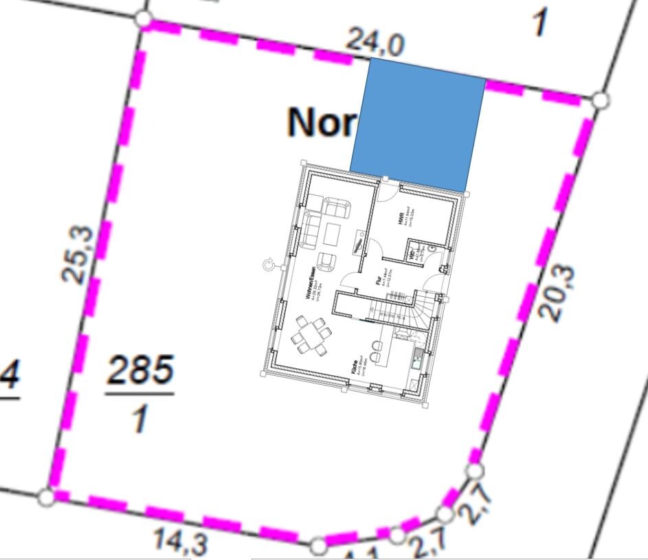 Grundriss eines Hauses auf unregelmäßigem Grundstück mit pinker Umrandung und blauem Anbau Nord.