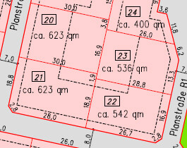 Lageplan eines Grundstücks mit roten Grenzlinien und Gebäudeflächen