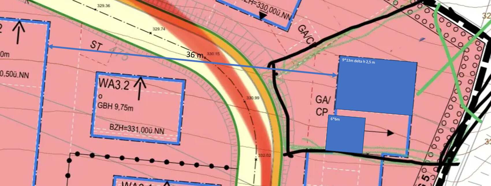 Lageplan: pinke Baufläche, blaue Gebäude-Rechtecke, kurvige Straße, Maße 36 m, 9x13 m, Delta h 2,5m