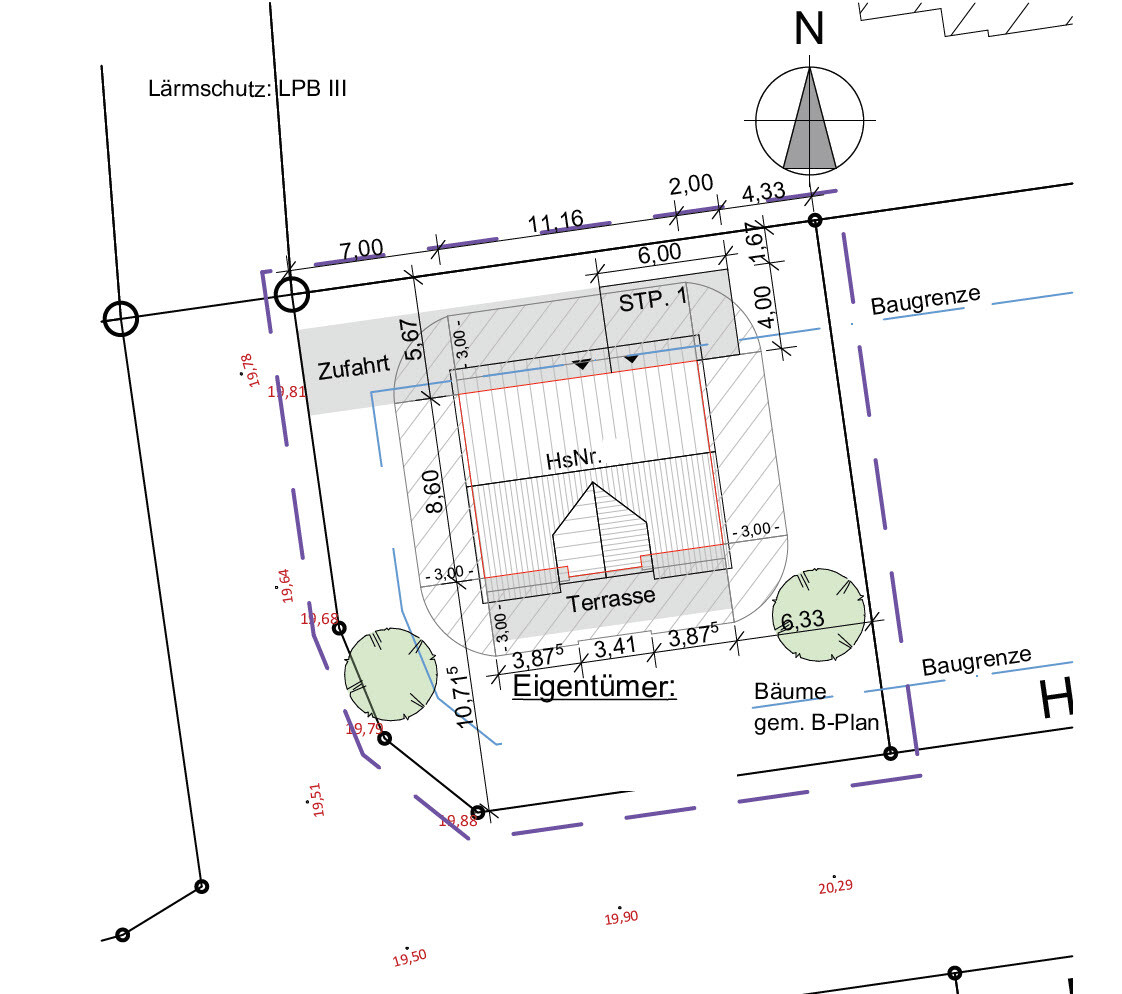 Lageplan eines Grundstücks mit Haus, Terrasse, Zufahrt, Bäumen, Baugrenze, Norden.