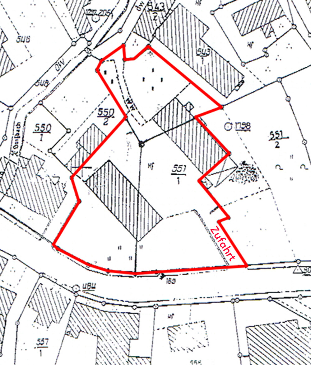 Lageplan eines Grundstücks mit roter Umrandung und Zufahrt.