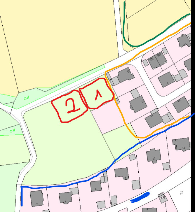 Lageplan mit roter Umrandung der Grundstücke 2 und 1, blaue und orange Linien durch das Wohngebiet.