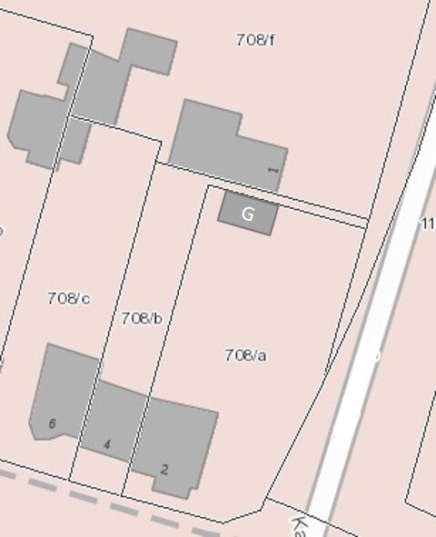 Lageplan: Parzellen 708/a–708/f mit grauen Gebäuden und G-Markierung, Straße rechts.