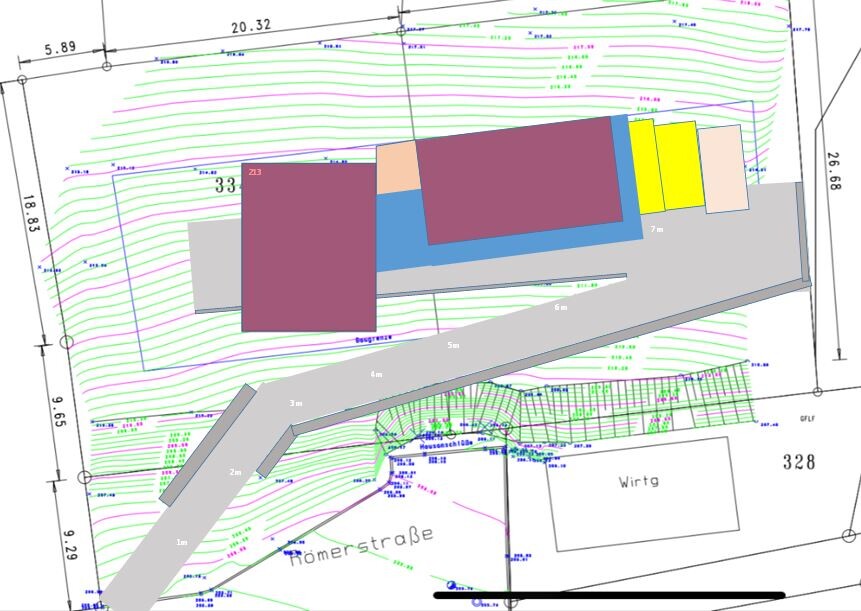 Lageplan eines Baugrundstücks mit Konturlinien, farblich markierten Gebäudeflächen und Zufahrt