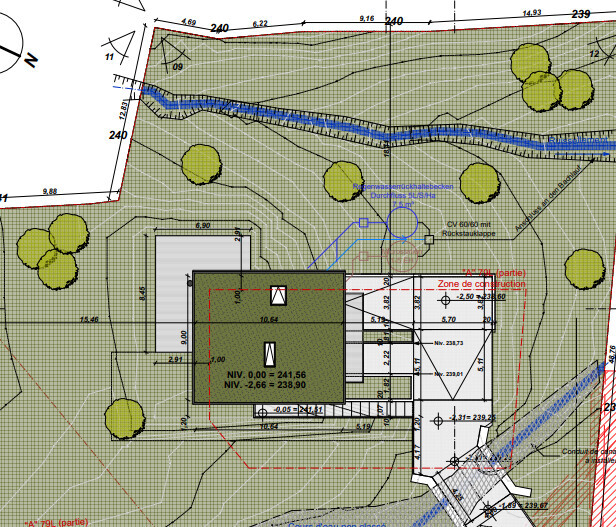 Lageplan eines Grundstücks mit Gebäude, Bäumen, Bach, Geländekonturen und Grenzlinien.