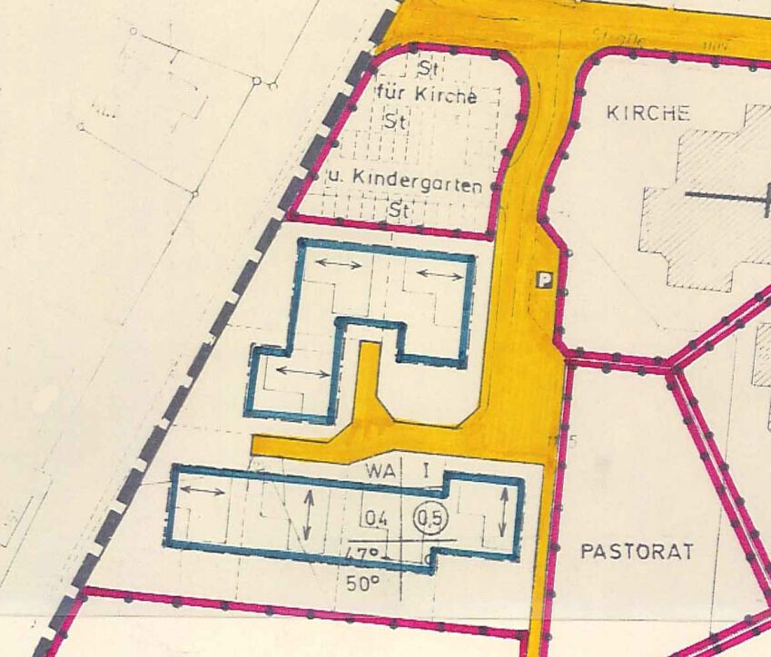 Lageplan eines Kirchengeländes mit Kirche, Kindergarten, Pastorat und gelben Wegen.