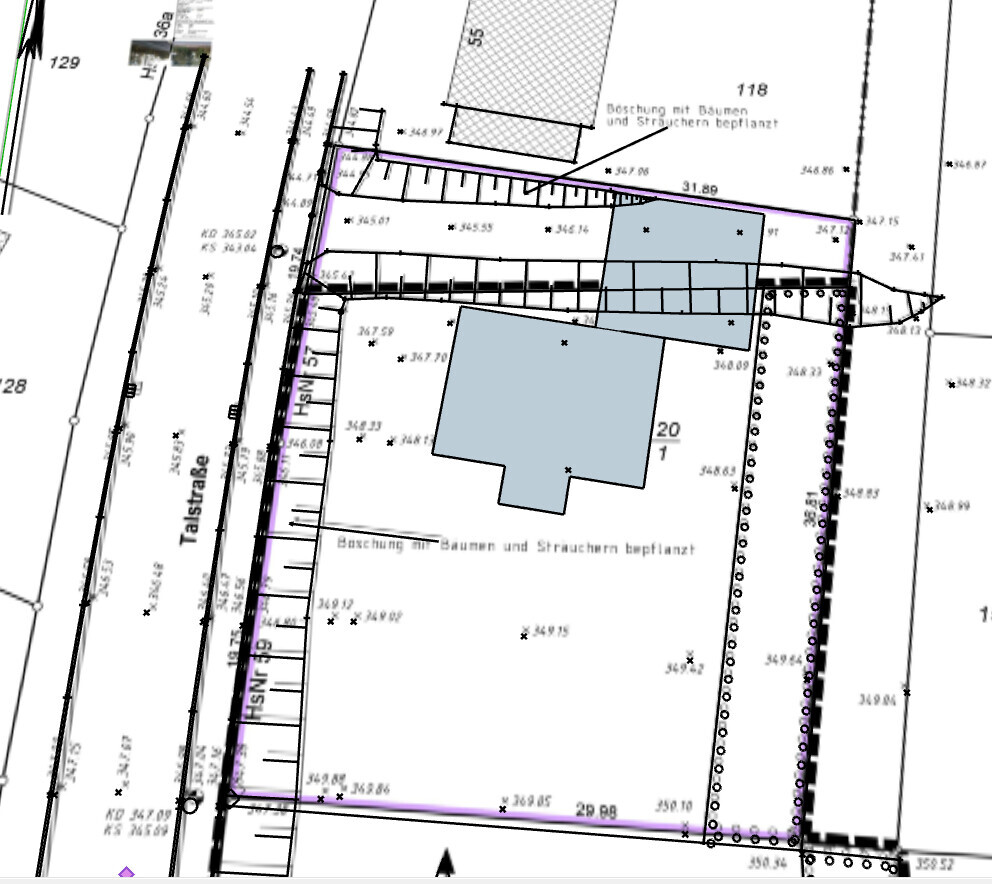 Lageplan: Grundstück mit blauem Gebäudekomplex, lila Umrandung und Nordpfeil.