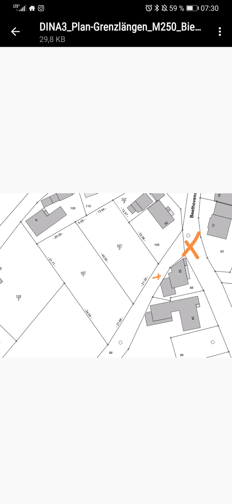 Lageplan mit Grundstücken und Gebäuden; zwei orange X markieren Standorte an der Beethovenstraße.