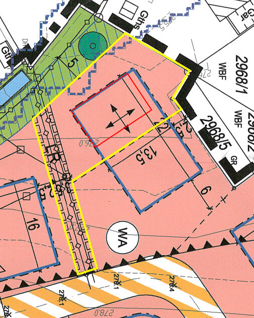 Lageplan eines Grundstücks mit farblich markierten Parzellen und Baukörperumrissen.